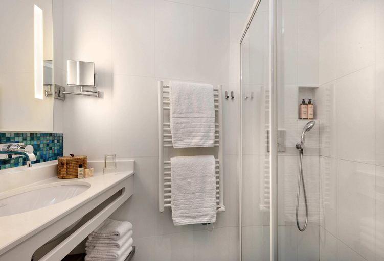 Bathroom 4, Serotel Suites, Paris