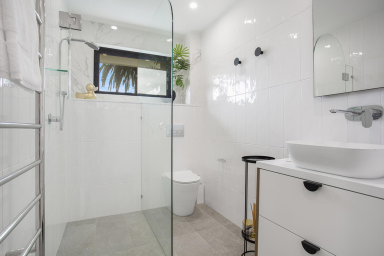 Bathroom, North-East Facing Modern 2-bed Apartment, Sydney