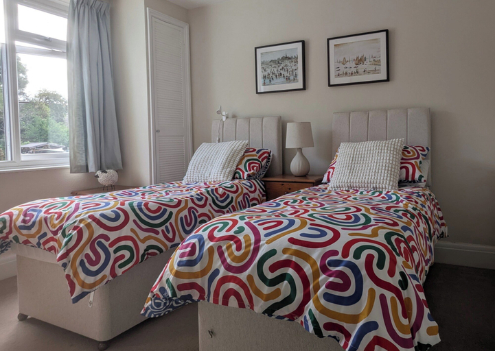 Room 2, Cherry View House 3 Bed Garden Parking Sleeps 8, Bristol
