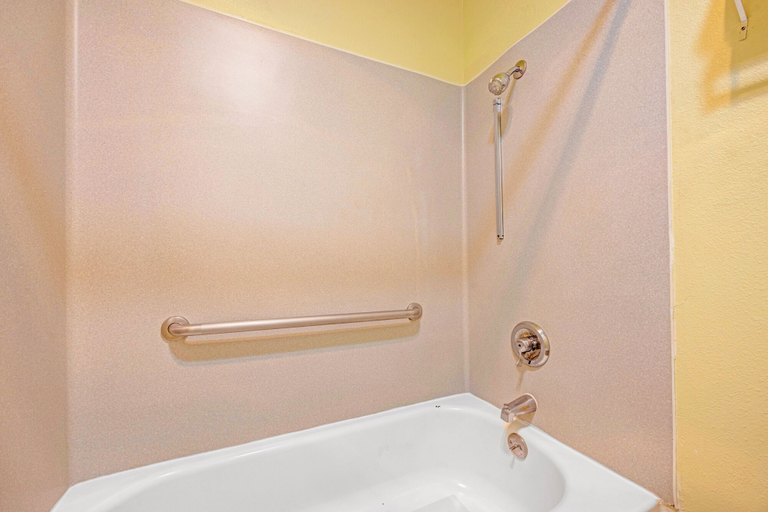 Bathroom 4, Capital O Stevenson Inn Riverside, Skamania