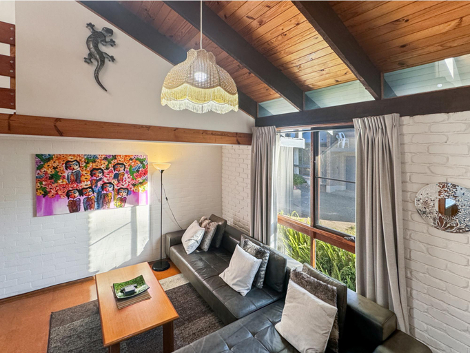 Separate living room 4, 'Broulee Break' -2-Bed Beach House with Games Room, Eurobodalla