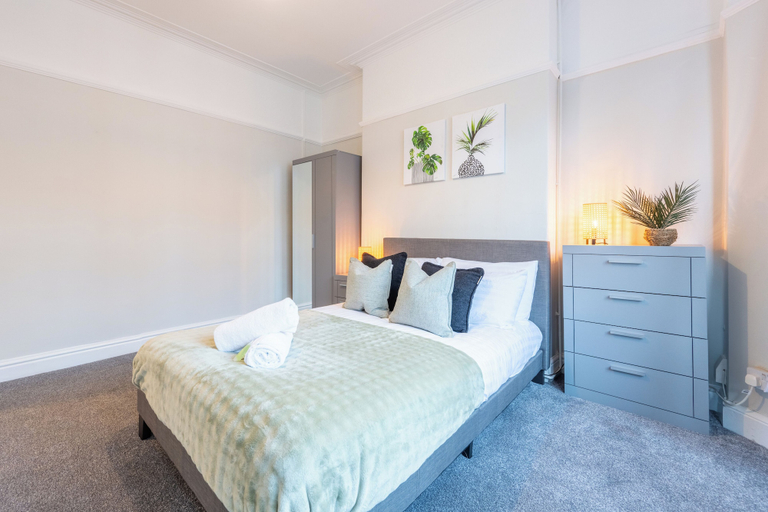 Room 3, Spacious 4-Bedroom House with Garden, Cardiff
