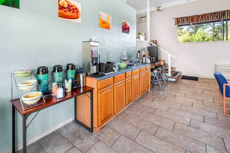 Food & Drinks 5, Quality Inn Suites, Amador
