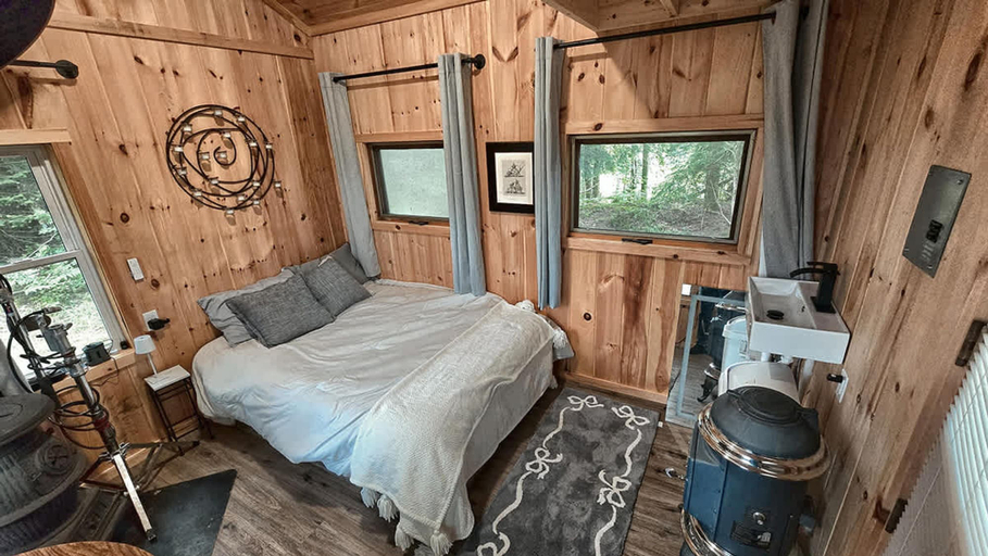 Room 4, A Secluded Cabin on Your own Prvt Pond Serenity, Lewis