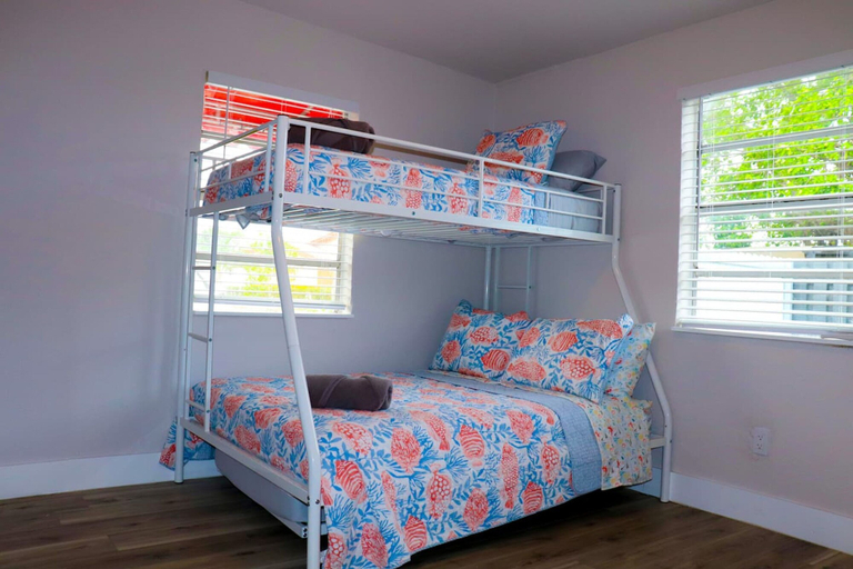 Room 3, Flamingo Beach House, Broward