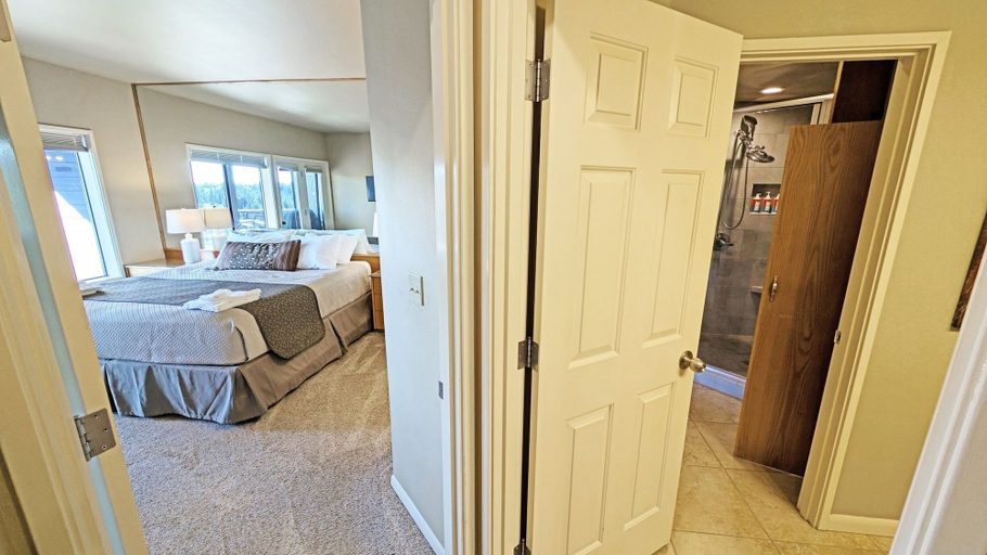 Room 5, Mt Bachelor Village 324 2 Bedroom Condo, Deschutes