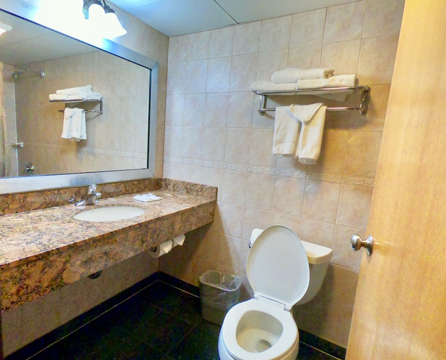 Bathroom 3, Motel6 Levittown, PA - Bensalem, Bucks