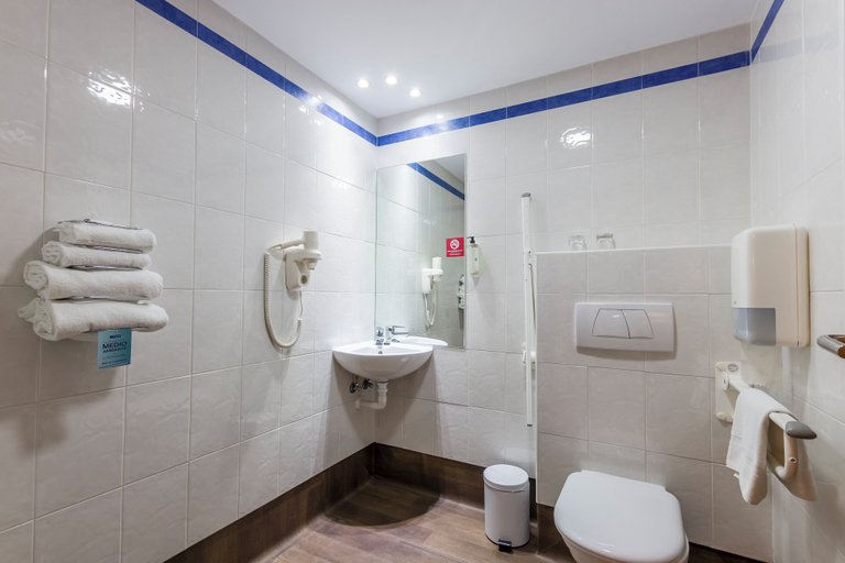 Bathroom 4, Travelodge Madrid Alcala de Henares, Madrid