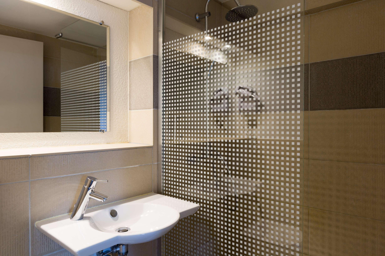 Bathroom 5, Hôtel Porte de Genève, Haute-Savoie