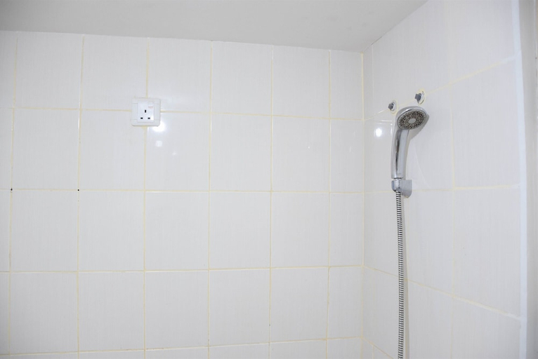 Bathroom 2, Comfy And Tidy Studio Amethyst Apartment, Central Jakarta