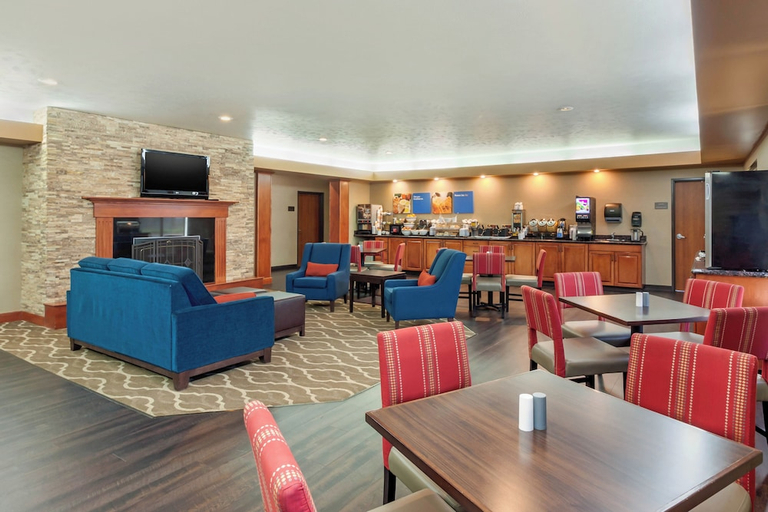 Food & Drinks 5, Comfort Inn & Suites Mitchell I-90, Davison
