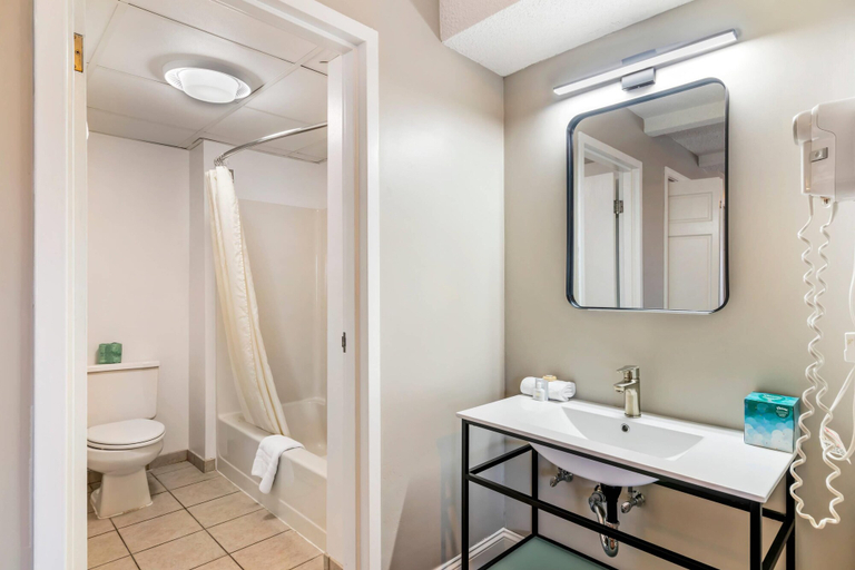 Bathroom 4, Black Bear Inn, an Ascend Collection Hotel, Penobscot