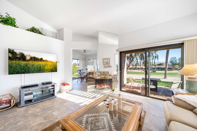 Room 2, Charming Condo With Golf Course View, Riverside