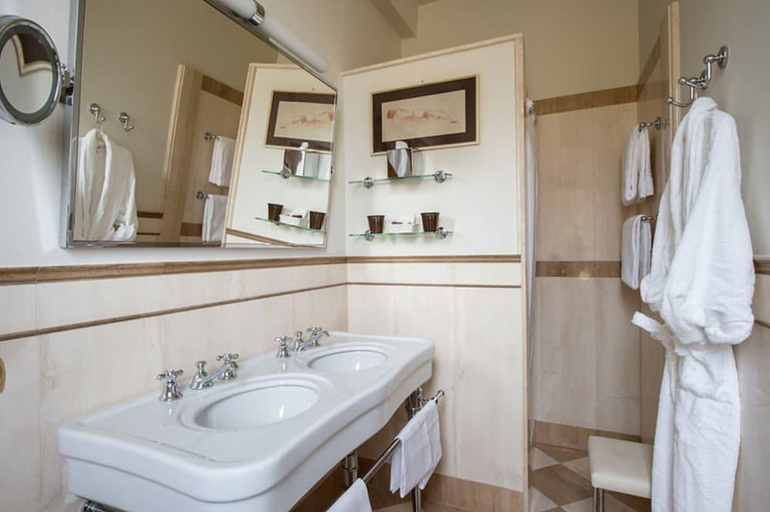 Bathroom 5, Grand Hotel Francia e Quirinale, Pistoia