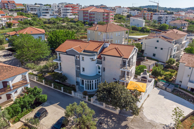 Others 4, Island Resort Mihaela, Okrug