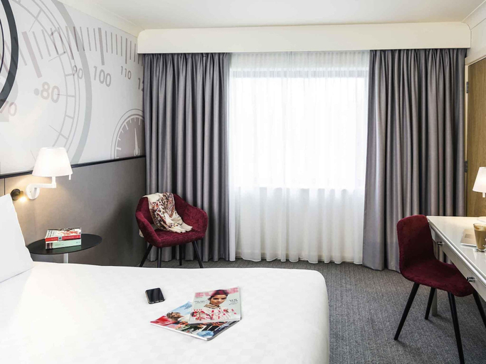 Bedroom 4, Mercure Dartford Brands Hatch Hotel & Spa, Kent