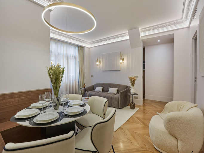 Others 5, Superb AC Apartment Roosevelt Saint Honoré, Paris