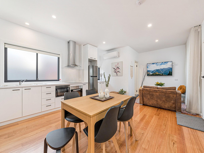 2, Gorgeous 3-Bed House with Spacious Shared Backyard, Melbourne