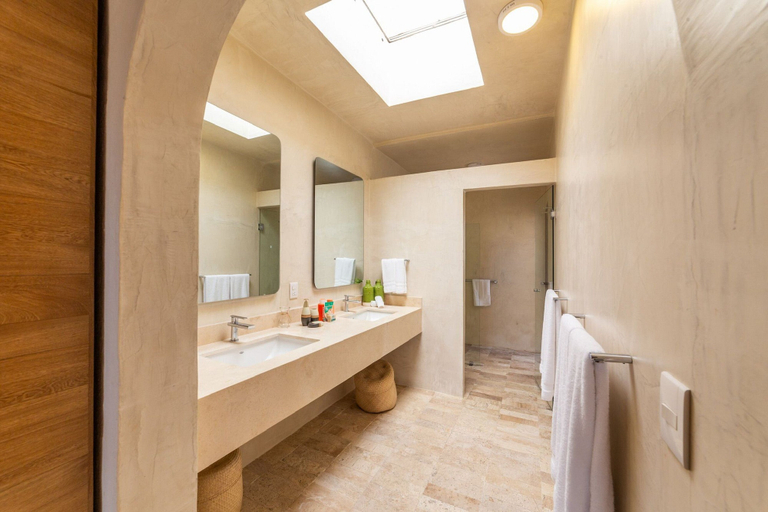 Bathroom 3, Casa Riviera, Compostela