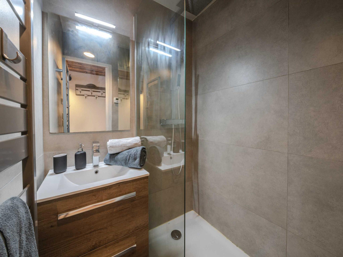 5, bedroom apartment with parking and balcony, Savoie