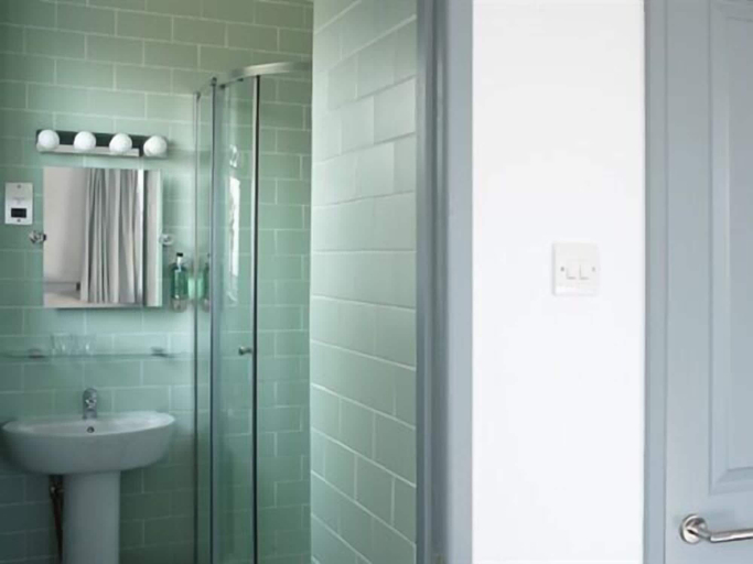 Bathroom 3, The Lerryn Hotel, Cornwall