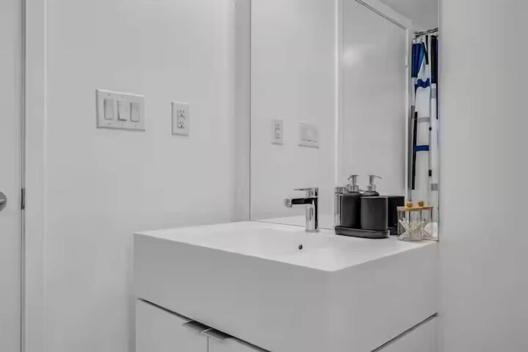Bathroom 5, HostlyStays Luxury Suites, Toronto