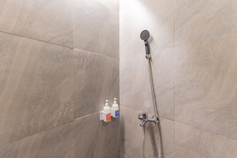 Bathroom 4, Sans Hotel Suryakencana Bogor, Bogor