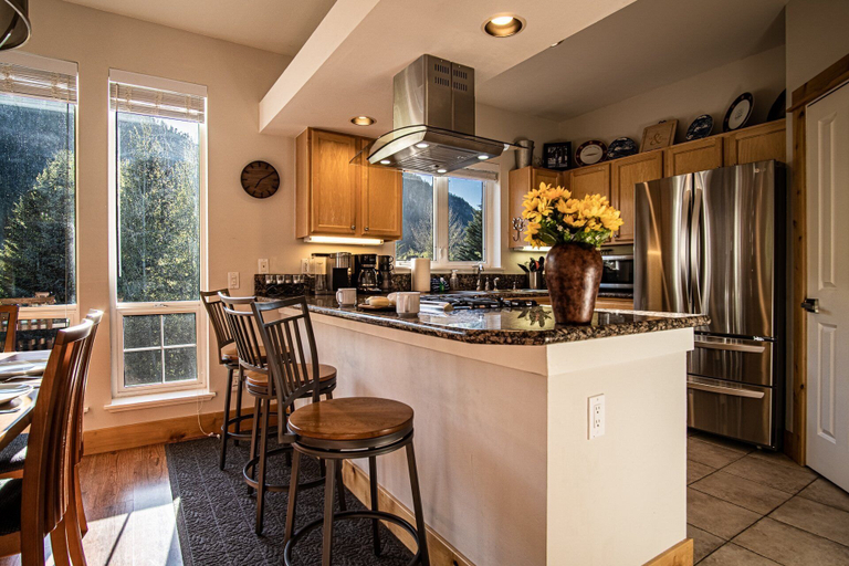 Private kitchen 5, Snow Star Skylight - 3BD 3BA - Hot Tub, Gym, Walk to Ski!, Blaine