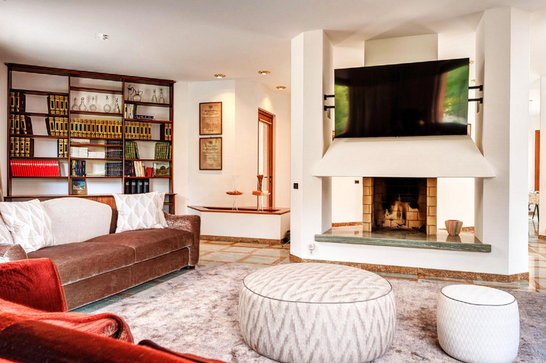 4, Lakefront serenity villa with pool, Lecco