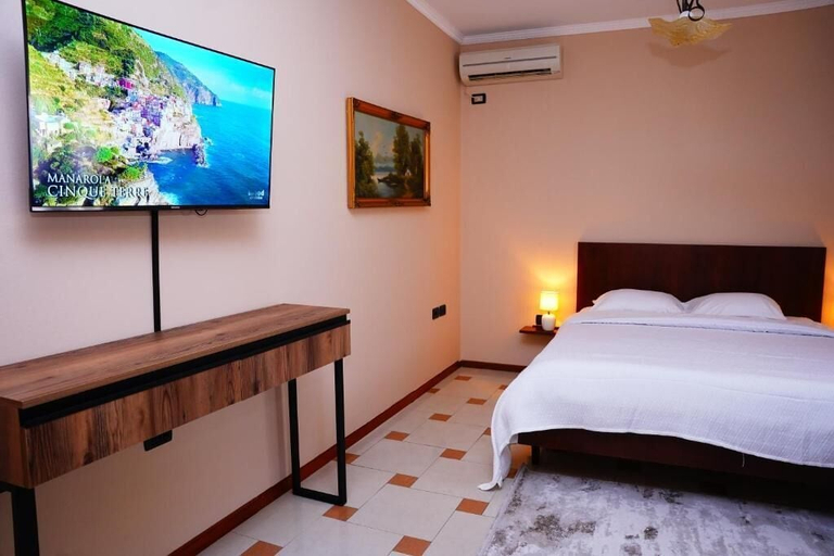 Room 2, Vila 15 by Nam Nam, Tiranës