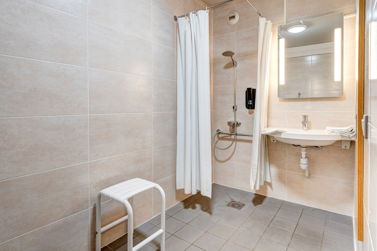 Bathroom 3, B&B HOTEL LOUVECIENNES, Yvelines