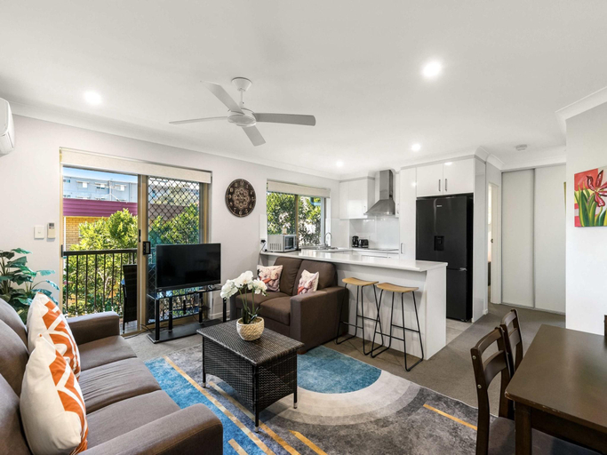 Others 4, Charming 3-bed Apartment near Local Shops, Nundah
