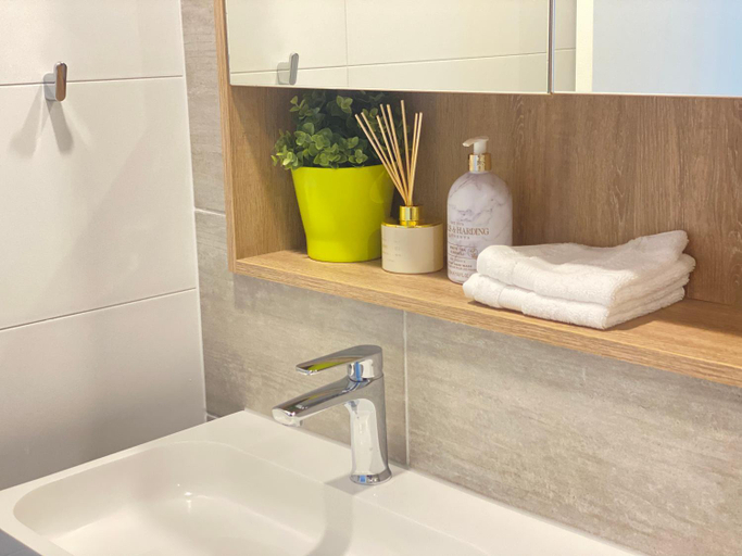Bathroom, La Jolla Holiday Broadbeach, Gold Coast