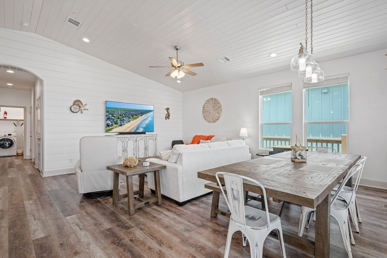 Interior 2, Breeze Easy 3 Bedroom Home, Galveston