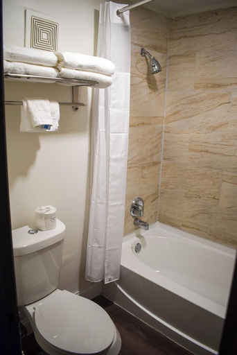 Bathroom 4, Ramada by Wyndham Cleveland Airport West, Cuyahoga