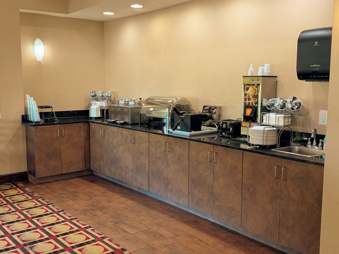 Food & Drinks 5, Sunsera Boutique Suites, Glynn