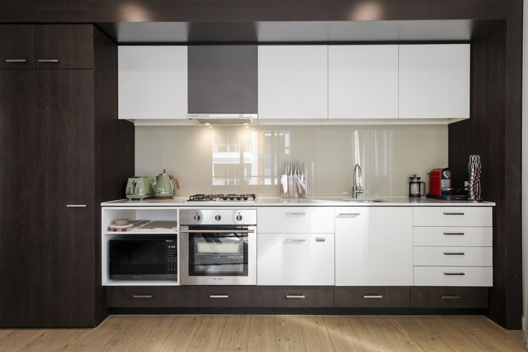 Private kitchen 5, Sleek Southbank 2-bed Apartment With Balcony Views, Melbourne
