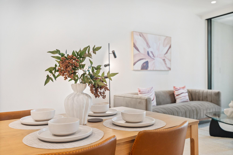 Separate living room 4, Spacious Modern Apartment With Pool & Gym Access, Melbourne