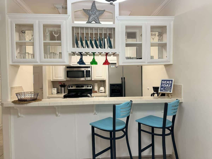Room 5, Family Friendly Beach Condo With Pool, Cameron