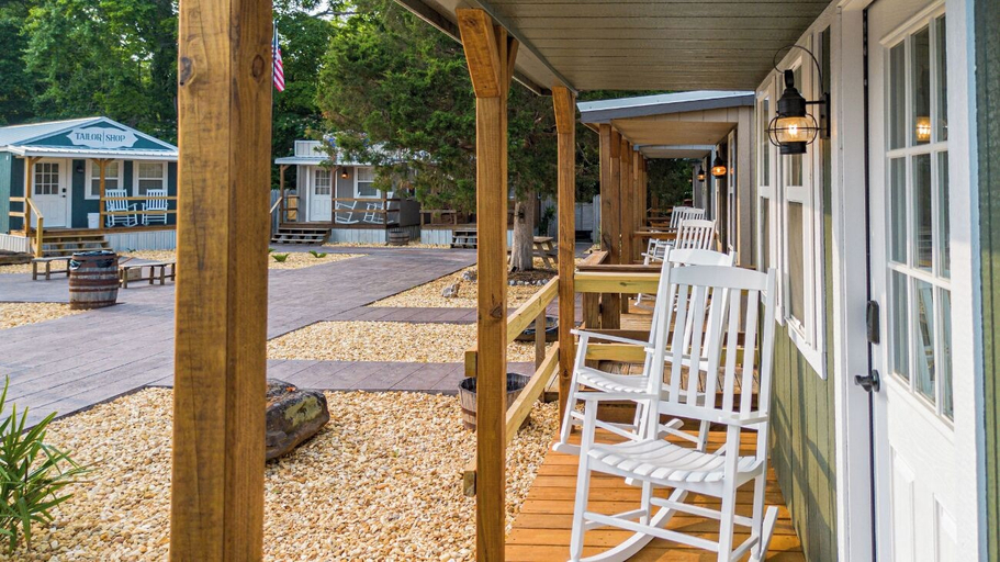 Others 4, The Outpost, Livingston