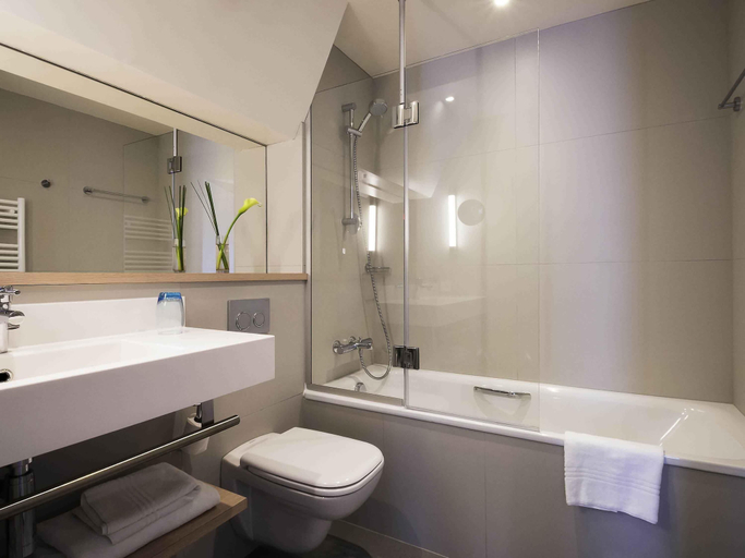 Bathroom 4, Mercure Deauville Centre Hotel, Calvados