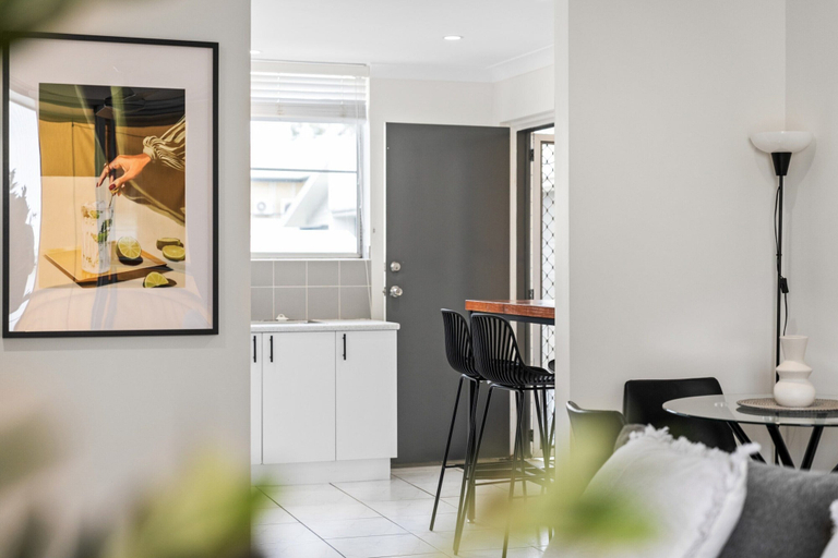 Dining 4, Elegant 2-bed With Balcony by Parks and Amenities, Hawthorne