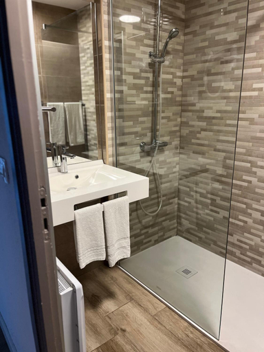 Bathroom 3, Le Néoulous, Pyrénées-Orientales