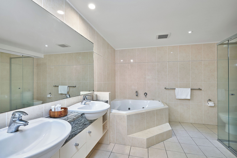 Bathroom 3, Arlington Apartments, Cairns