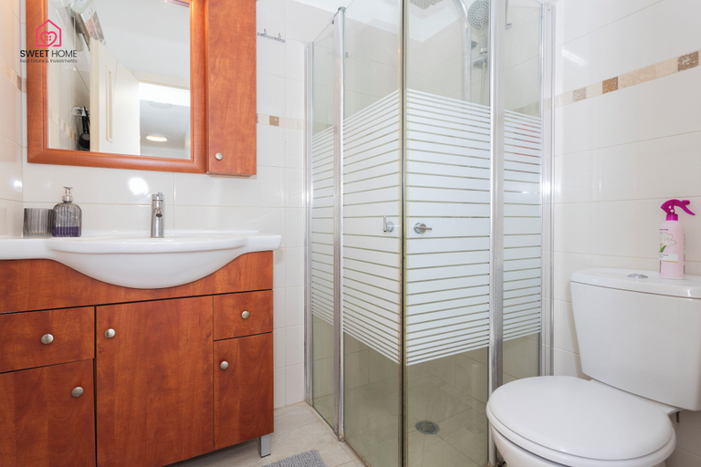 Bathroom 4, Quiet Oasis in the Center