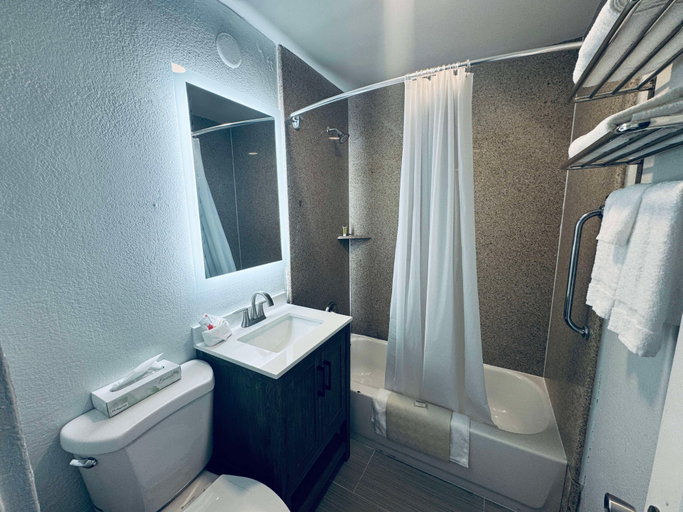 Bathroom 5, SureStay by Best Western Fresno Central, Fresno