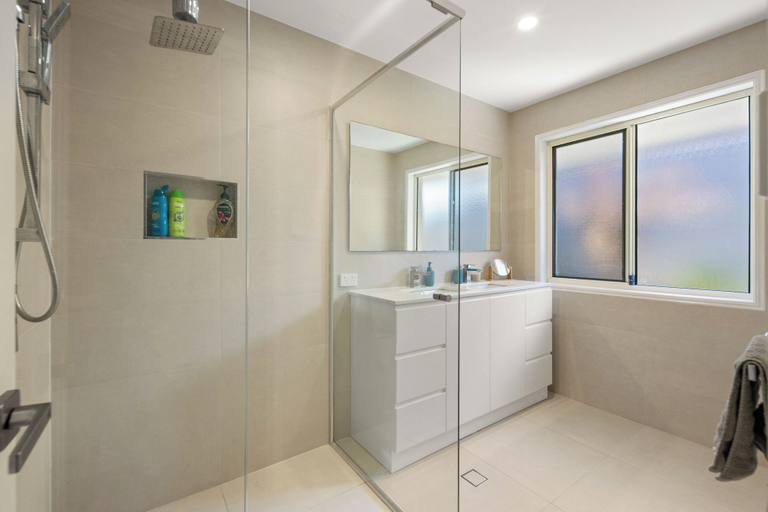 Bathroom 2, Spacious Family Home Wifi and Salt Pool, Gold Coast