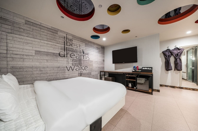 Bedroom 4, V Hotel, Nam