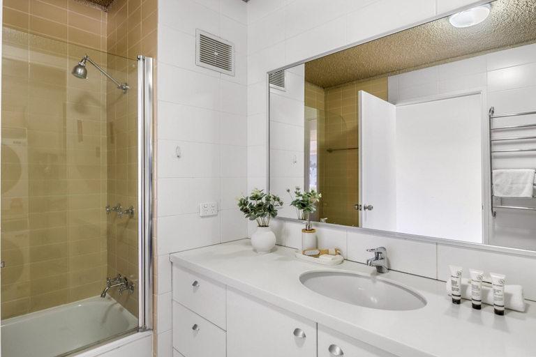 Bathroom 3, 2-bed Near Beach With BBQ & Stunning Ocean Views, Maroochy - Mooloolaba