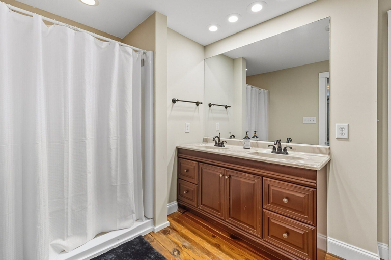 Bathroom 4, The Oaks 4 Bedroom Home, Georgetown